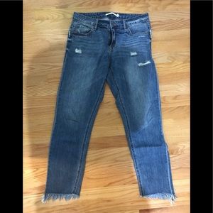 Distressed jeans with raw hem